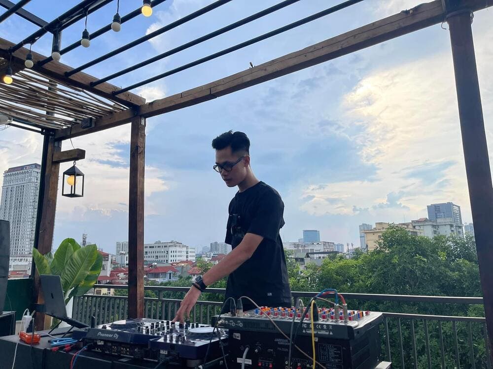 SkyWard mang đến cảm gi&aacute;c t&aacute;ch biệt khỏi ồn &agrave;o, với kh&ocirc;ng kh&iacute; trẻ trung v&agrave; những set nhạc DJ gi&uacute;p bạn thư gi&atilde;n hơn (Nguồn: Skyward Rooftop Coffee)